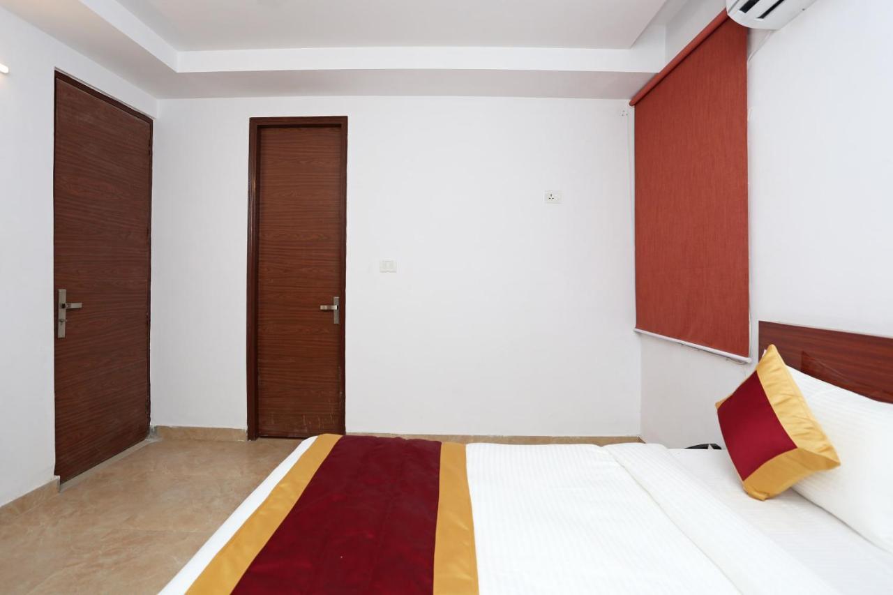 Capital O 12807 Amaira Hotel And Banquets Noida Eksteriør bilde