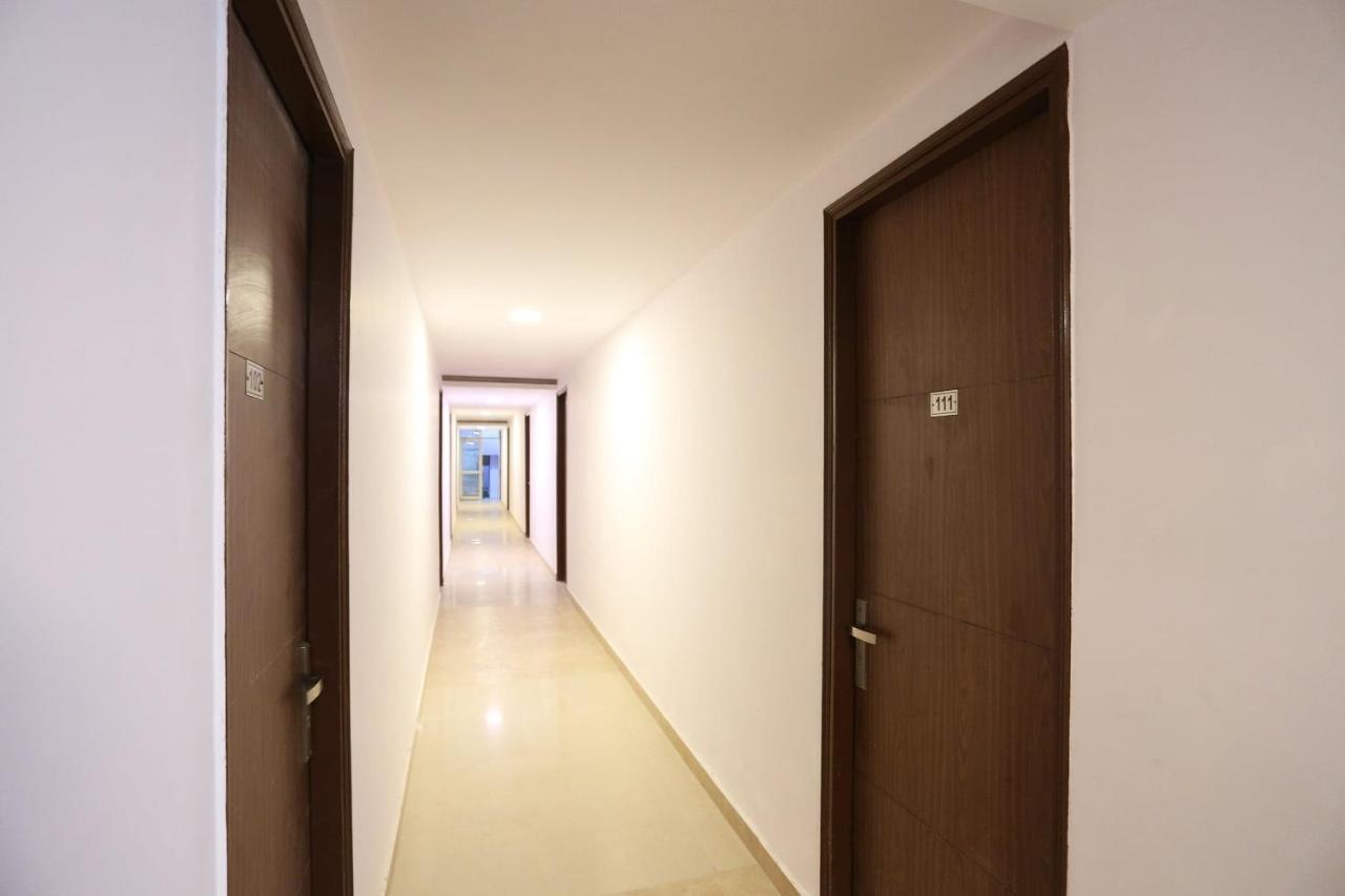 Capital O 12807 Amaira Hotel And Banquets Noida Eksteriør bilde