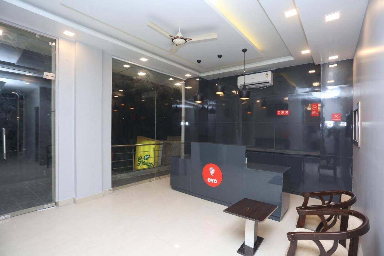 Capital O 12807 Amaira Hotel And Banquets Noida Eksteriør bilde
